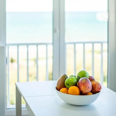 Wintowinrentals Sunny Side, Pool, Wifi & Sea View Lejlighed *